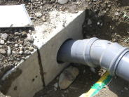 暗渠側溝と排水塩ビ管をモルタルで固めて取付け